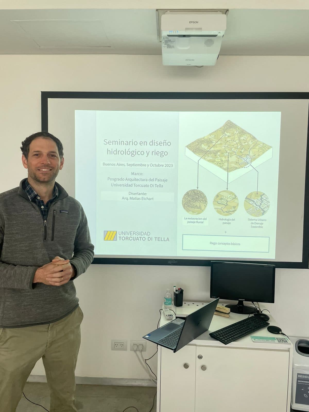 Seminario de diseño hidrológico en la Universidad Torcuato Di Tella, frente a la proyección